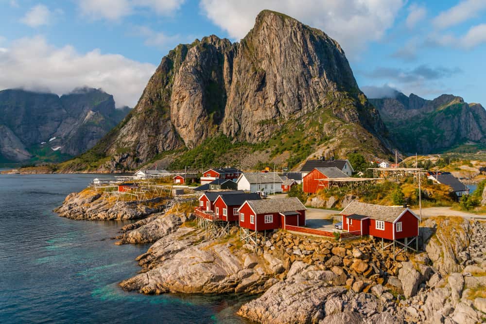 Village de pêcheurs de Reine aux îles Lofoten, étape incontournable lors d'un voyage en Norvège en camping-car